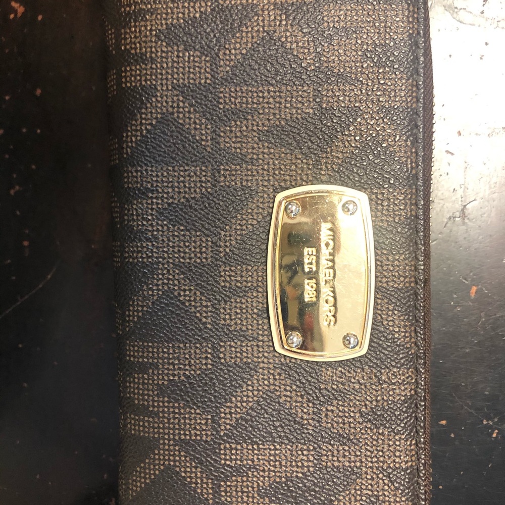 Michael Kors Zippy wallet